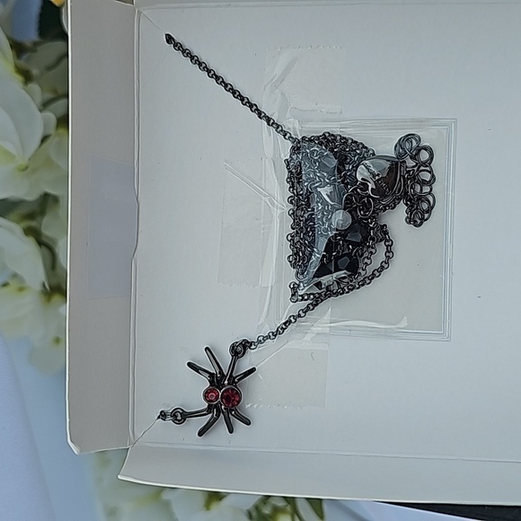 BETSEY JOHNSON SPIDER n WEB NECKLACE - Picture 4 of 4